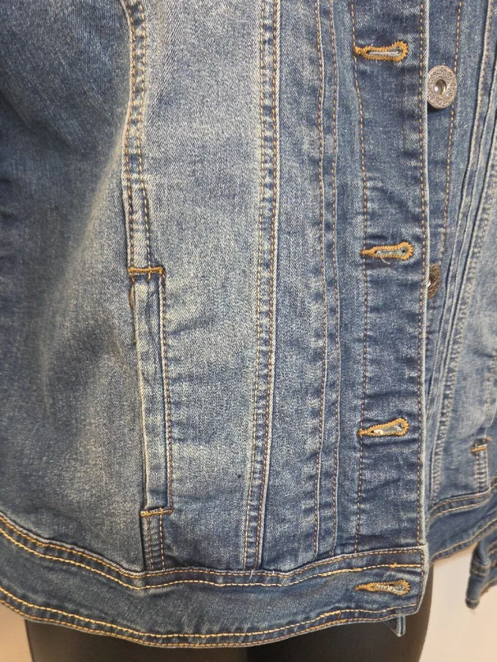 Singature Studio - Classic Women's Blue Denim Jacket - Casual Button-Up
